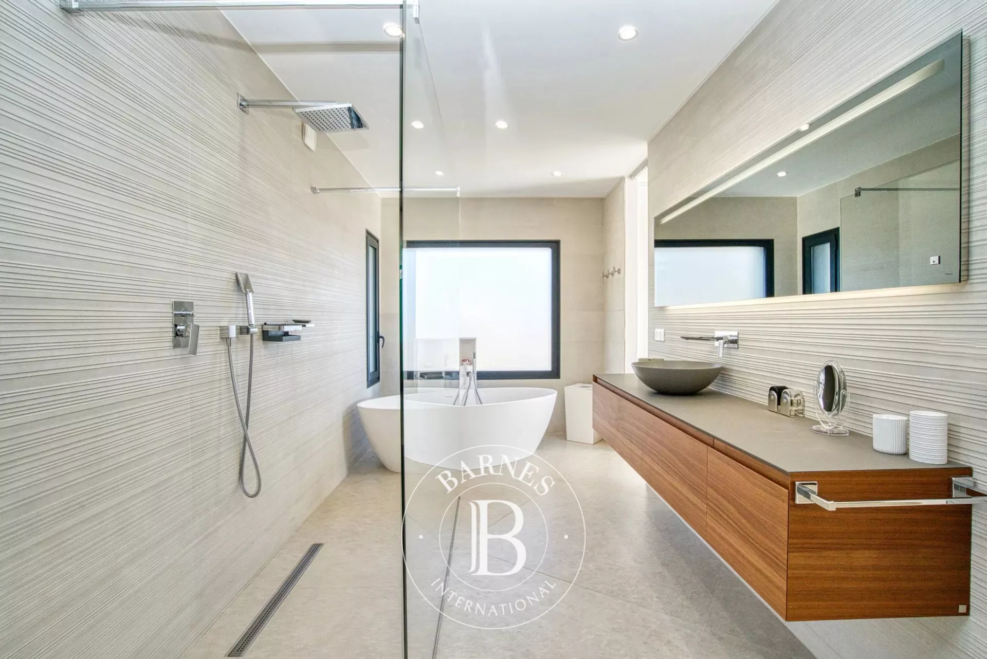 Salle d'eau avec baignoire îlot et douche à l'italienne